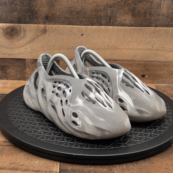 YEEZY FOAM RNNR MX GRANITE MENS ATHLETIC SHOES CASUAL GRAY WHITE ADIDAS SIZE 7 - Picture 3 of 9